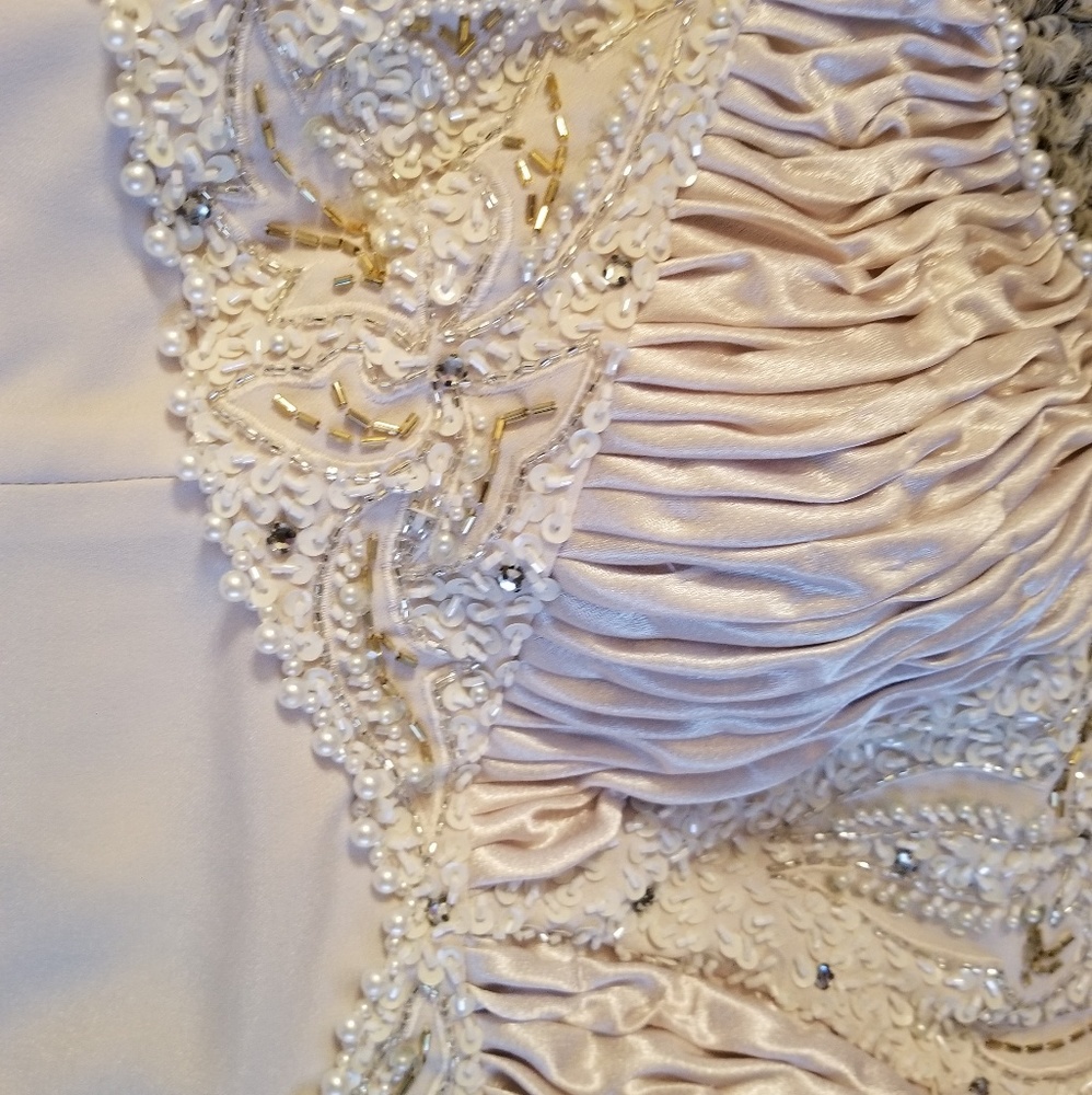 Ivory full length evening gown. - Picture 5 of 8